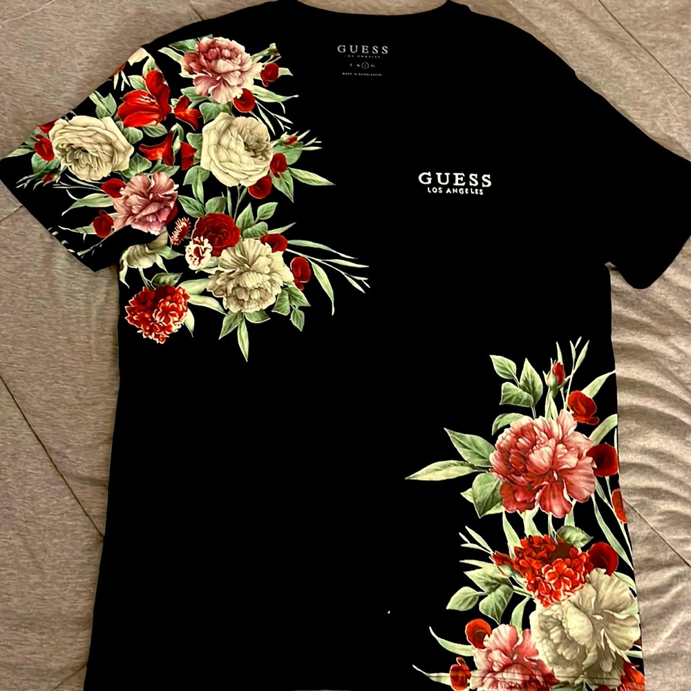 Men’s Guess V-Neck T-shirt, Size L